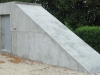 Abris, 2006, installation, structure en bois, contre plaqué, ciment, porte en métal, 700 x 200 x 300 cm. Un congrès de lucioles, une exposition hors-les-murs du Mamco, Genève, Suisse,  produite par Les Ateliers des Arques, Les Arques, France, 2006. Photos © Tami Notsani